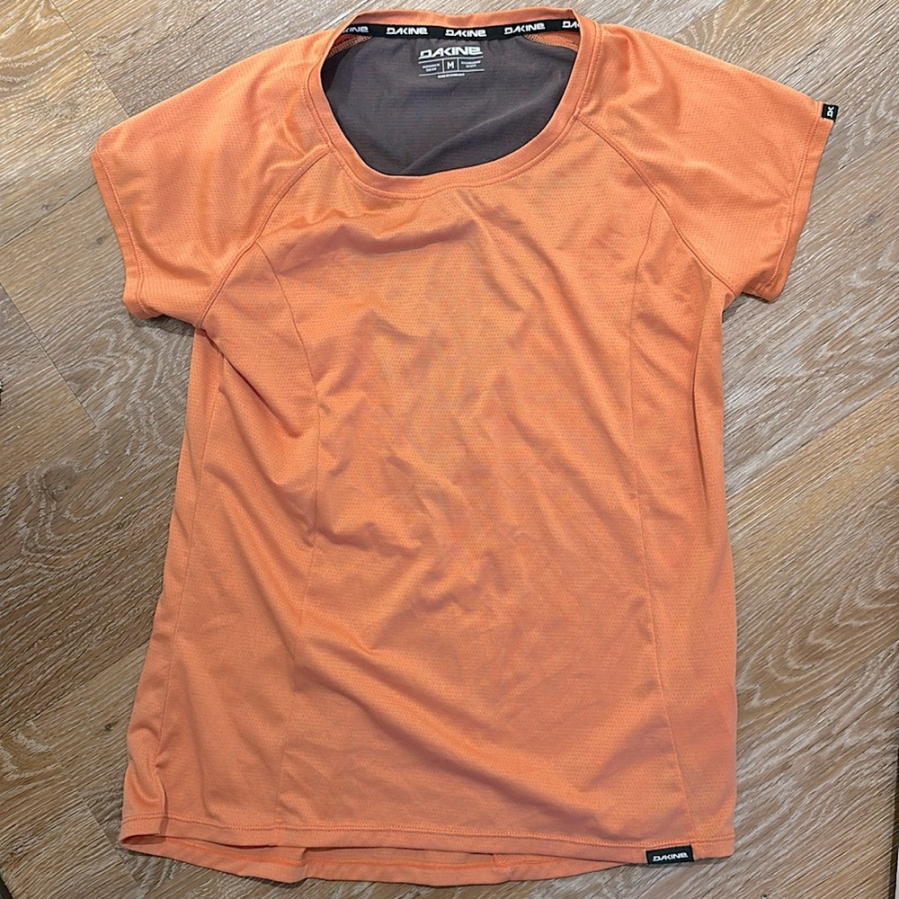 Dakine women’s medium sports short-sleeve top orange melon color